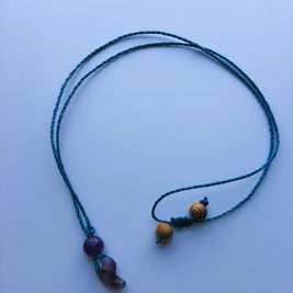 希少な野州麻の藍染め精麻を使用した勾玉ペンダント