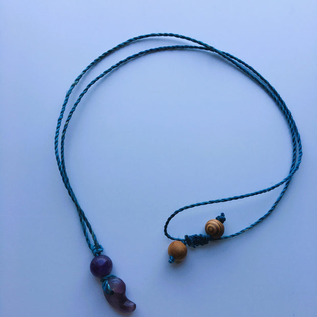 希少な野州麻の藍染め精麻を使用した勾玉ペンダント