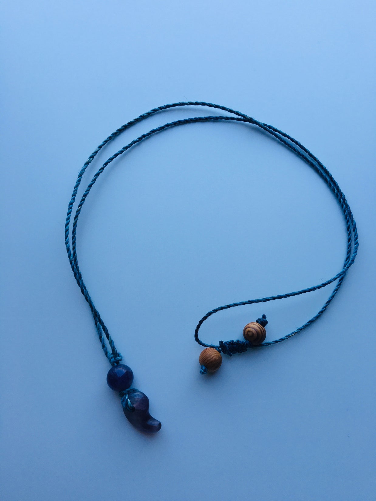 希少な野州麻の藍染め精麻を使用した勾玉ペンダント
