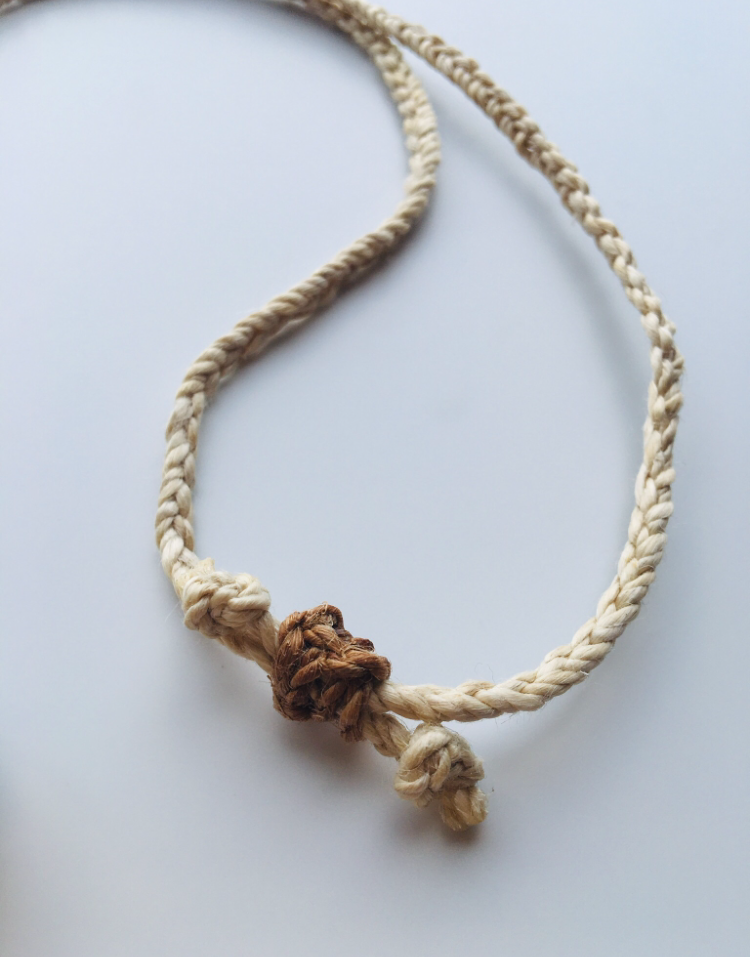 神が宿る植物精麻とスペクトロライトの石包みペンダント【紐太め】