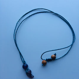 希少な野州麻の藍染め精麻を使用した勾玉ペンダント