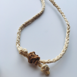 神が宿る植物精麻とスペクトロライトの石包みペンダント【紐太め】