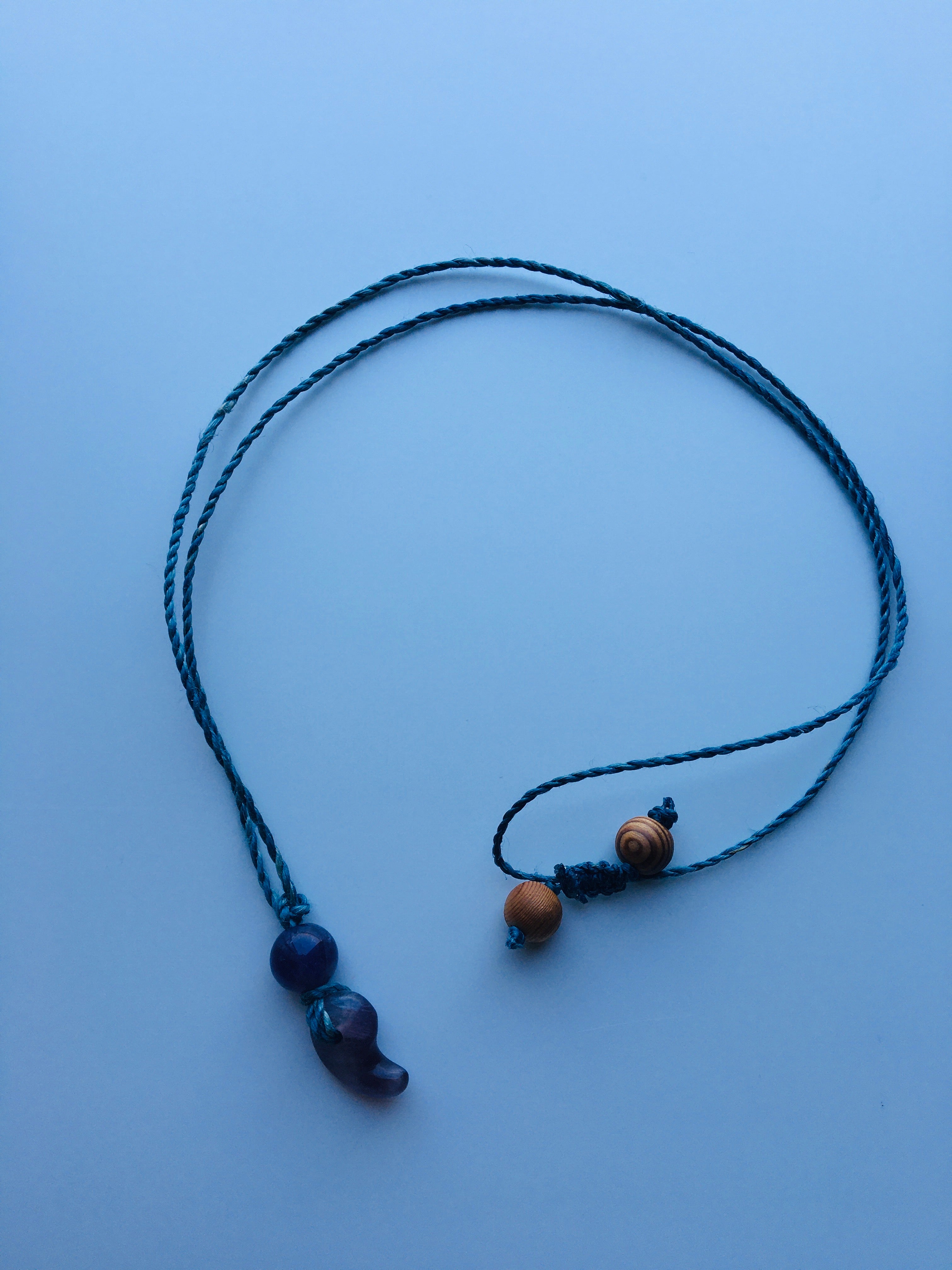 希少な野州麻の藍染め精麻を使用した勾玉ペンダント