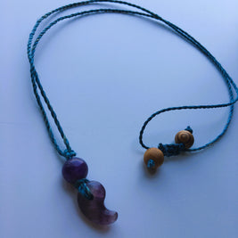 希少な野州麻の藍染め精麻を使用した勾玉ペンダント