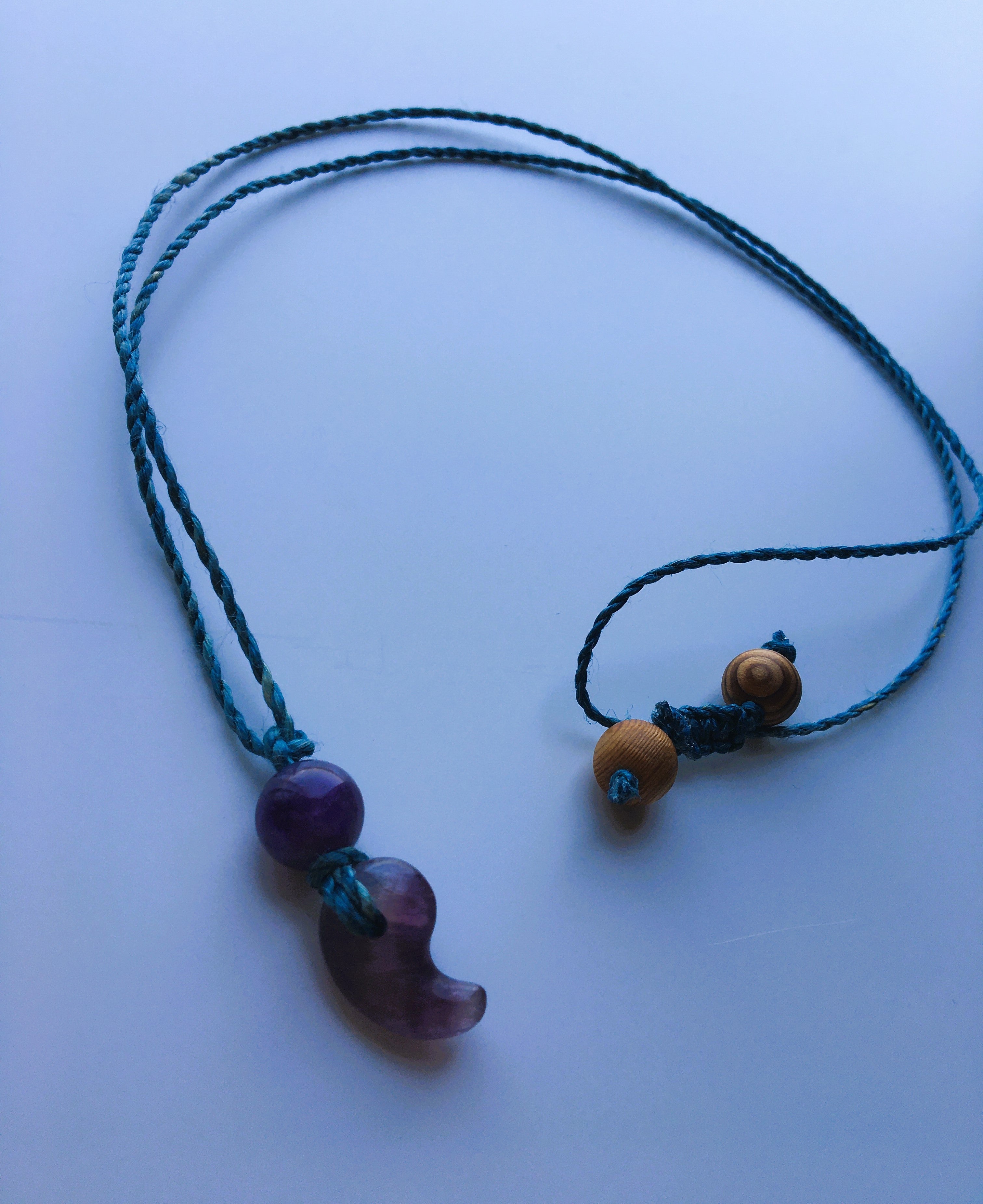 希少な野州麻の藍染め精麻を使用した勾玉ペンダント