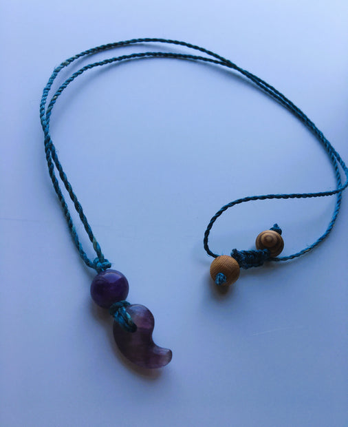 希少な野州麻の藍染め精麻を使用した勾玉ペンダント