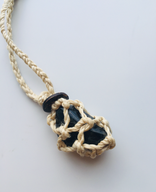 神が宿る植物精麻とスペクトロライトの石包みペンダント【紐太め】