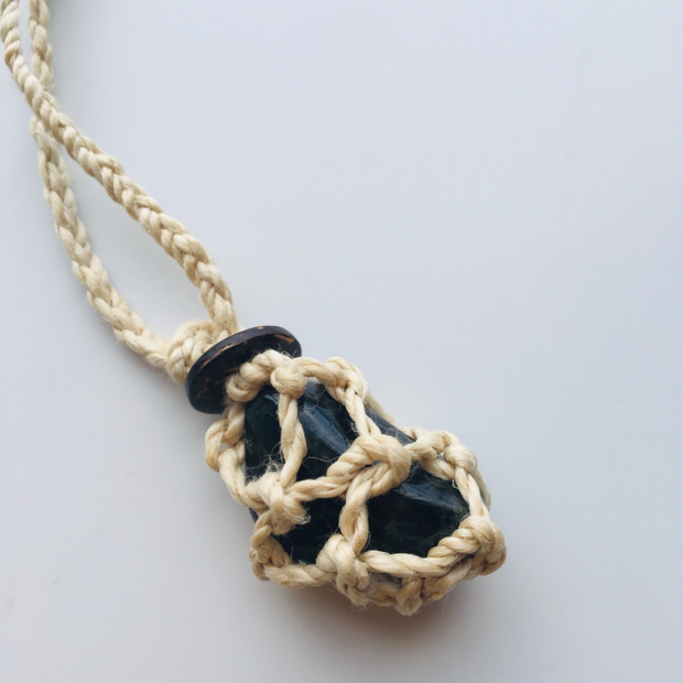 神が宿る植物精麻とスペクトロライトの石包みペンダント【紐太め】