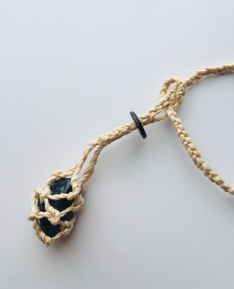 神が宿る植物精麻とスペクトロライトの石包みペンダント【紐太め】