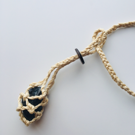 神が宿る植物精麻とスペクトロライトの石包みペンダント【紐太め】