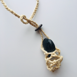 神が宿る植物精麻とスペクトロライトの石包みペンダント【紐太め】