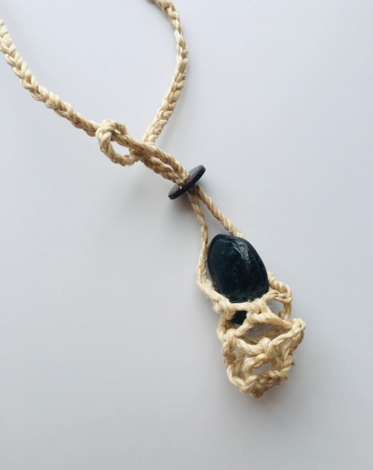 神が宿る植物精麻とスペクトロライトの石包みペンダント【紐太め】