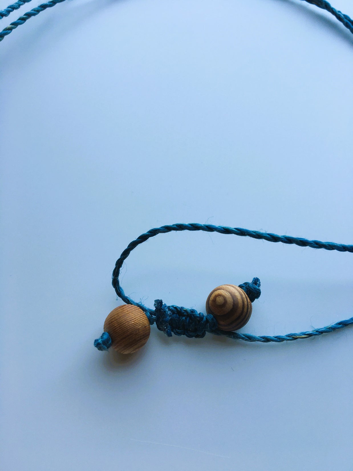 希少な野州麻の藍染め精麻を使用した勾玉ペンダント