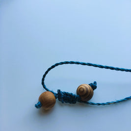 希少な野州麻の藍染め精麻を使用した勾玉ペンダント