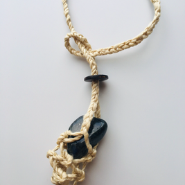 神が宿る植物精麻とスペクトロライトの石包みペンダント【紐太め】