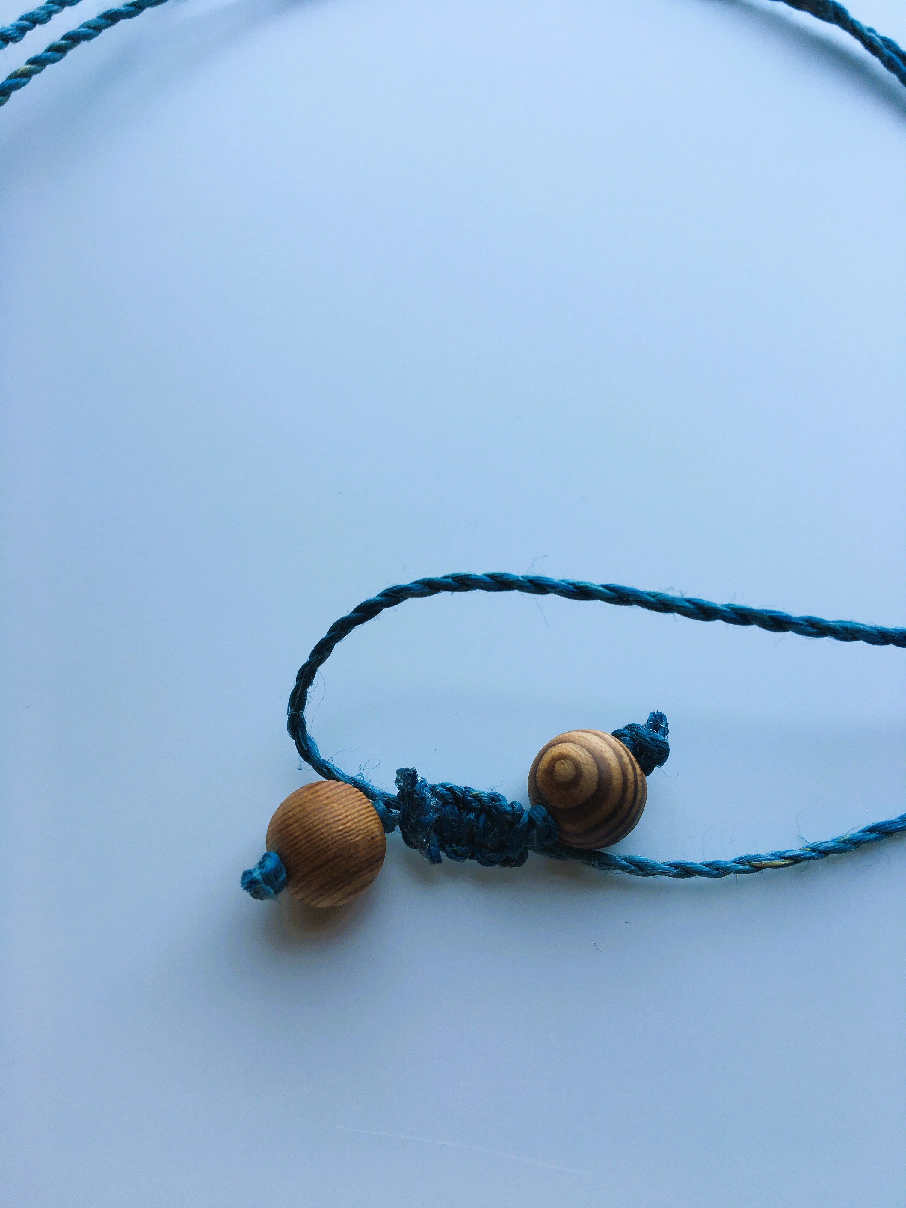 希少な野州麻の藍染め精麻を使用した勾玉ペンダント