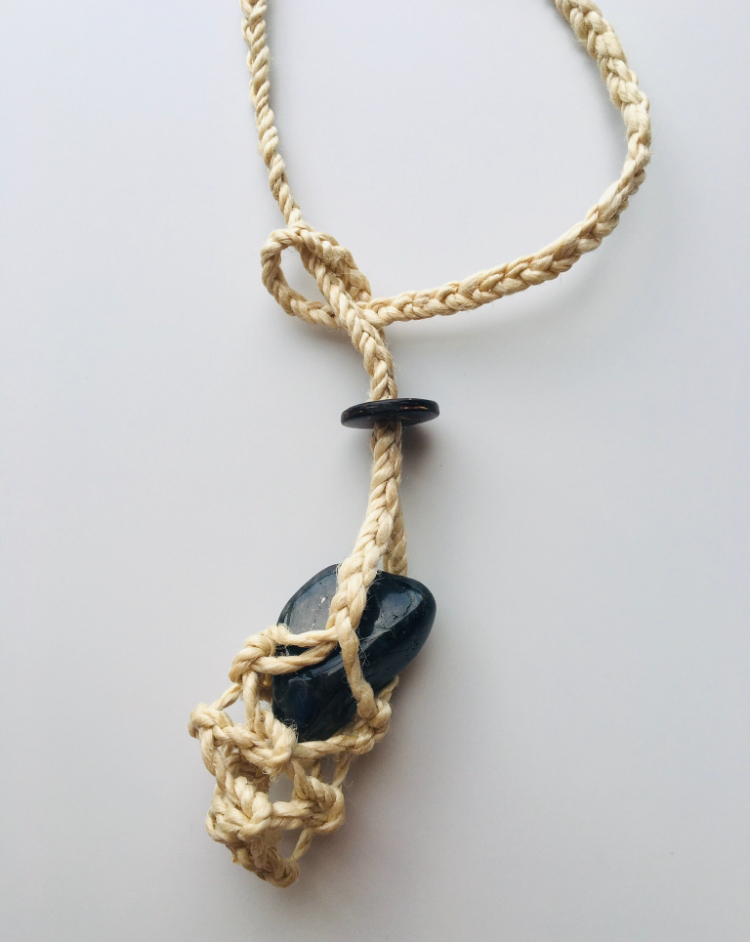 神が宿る植物精麻とスペクトロライトの石包みペンダント【紐太め】