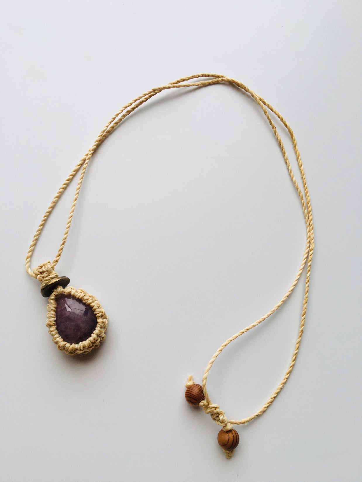 国産１００％精麻と希少なラズベリークオーツのマクラメ編みペンダント