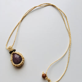 国産１００％精麻と希少なラズベリークオーツのマクラメ編みペンダント