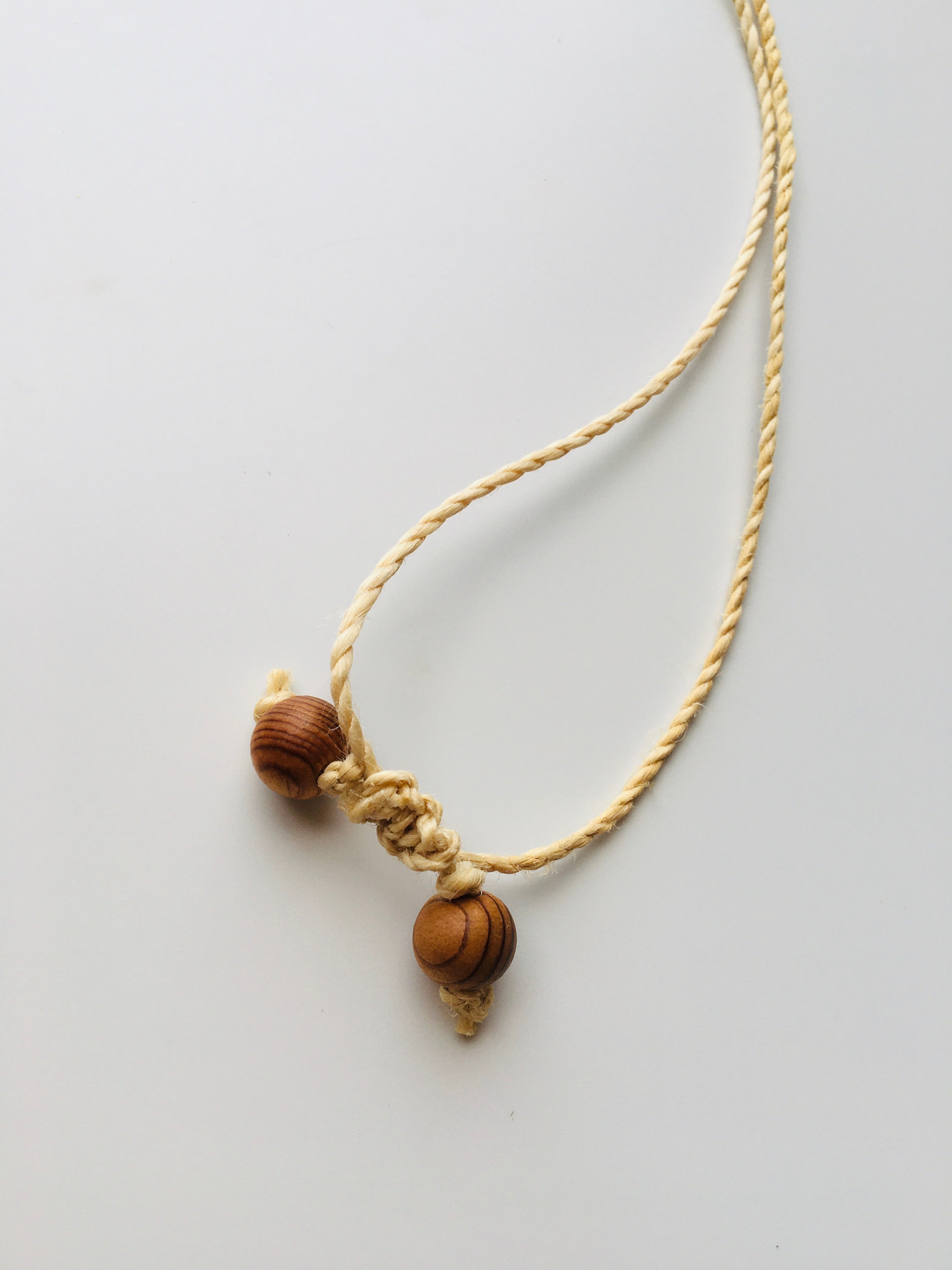 国産１００％精麻と希少なラズベリークオーツのマクラメ編みペンダント