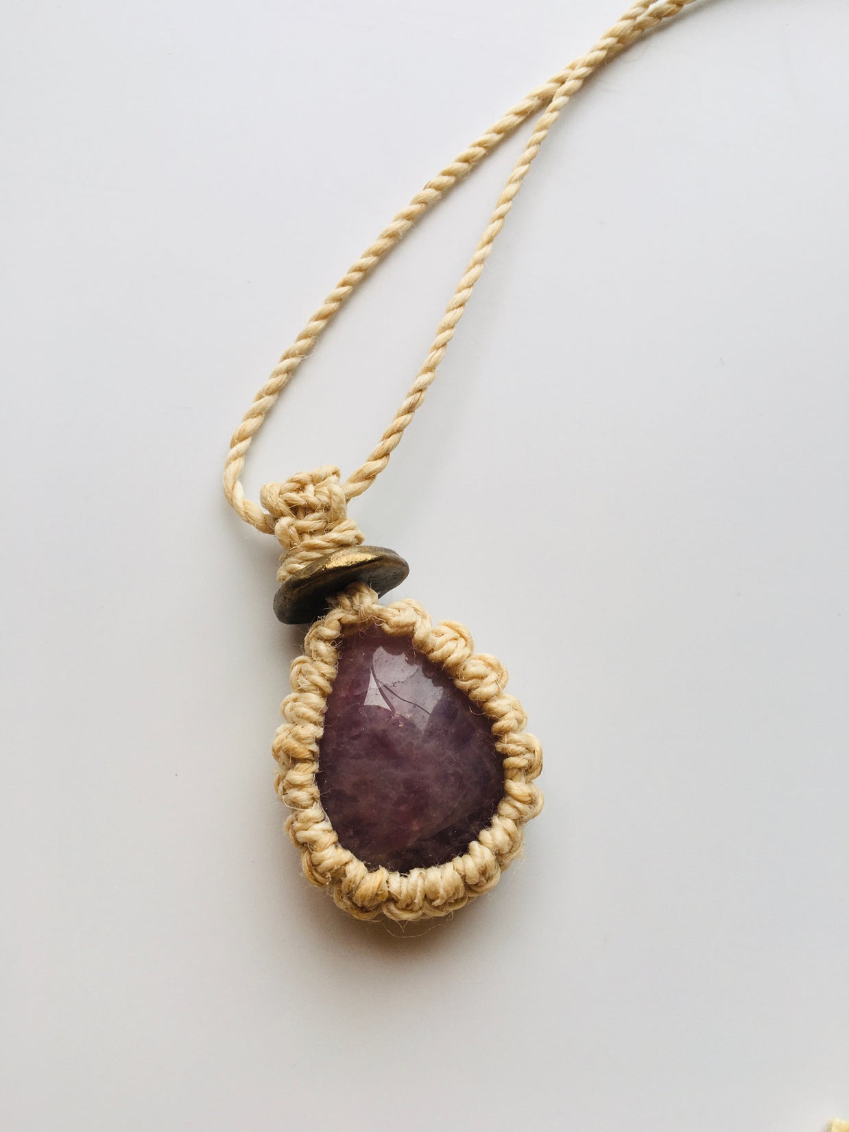 国産１００％精麻と希少なラズベリークオーツのマクラメ編みペンダント