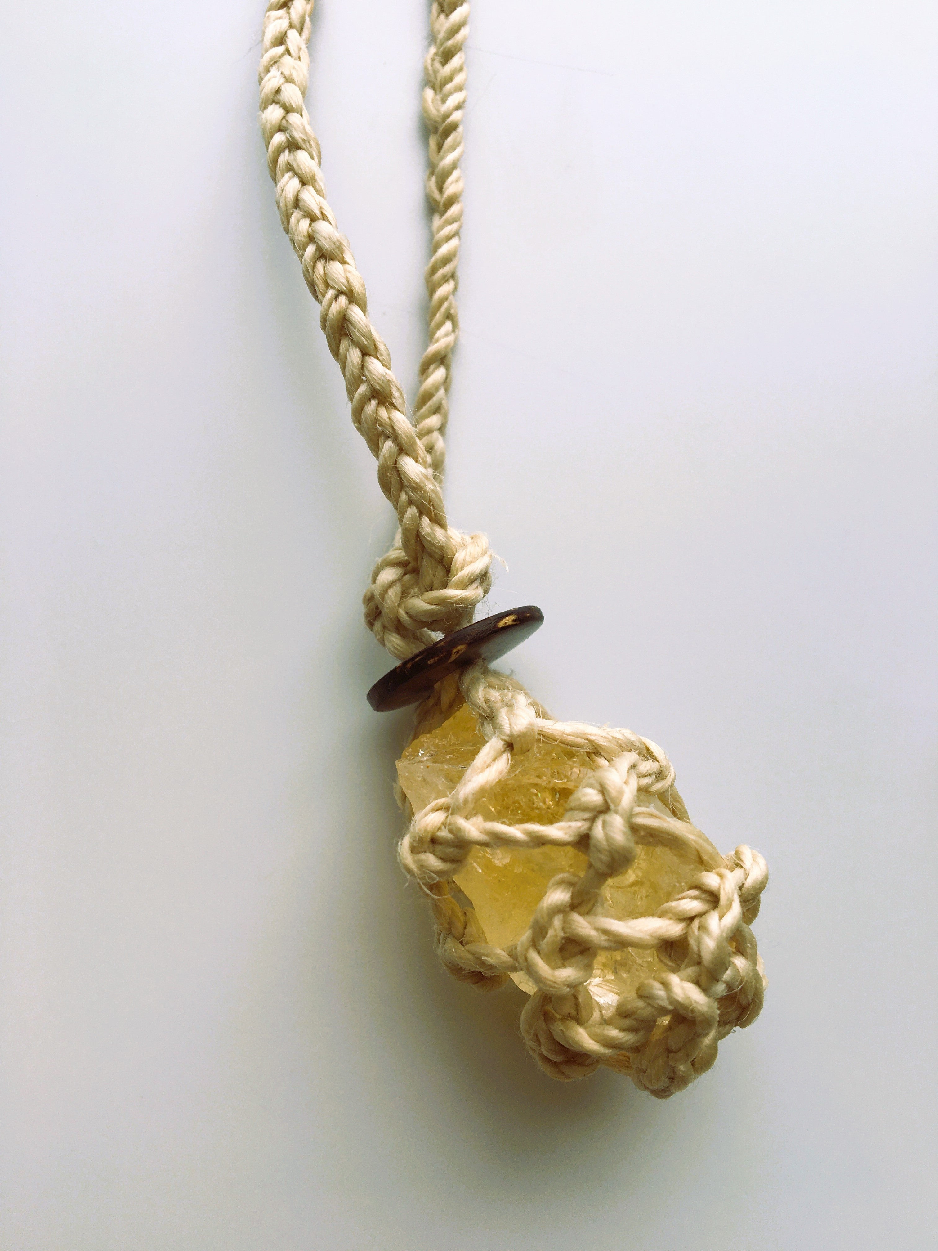 国産１００％精麻と金運アップの石シトリンの石包みペンダント
