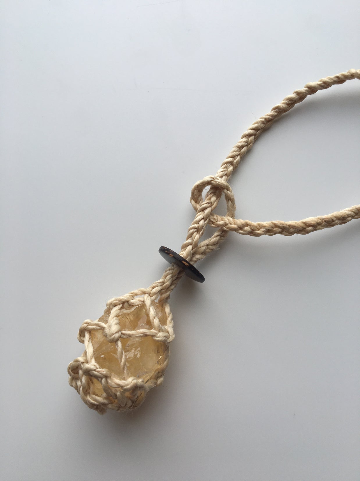 国産１００％精麻と金運アップの石シトリンの石包みペンダント