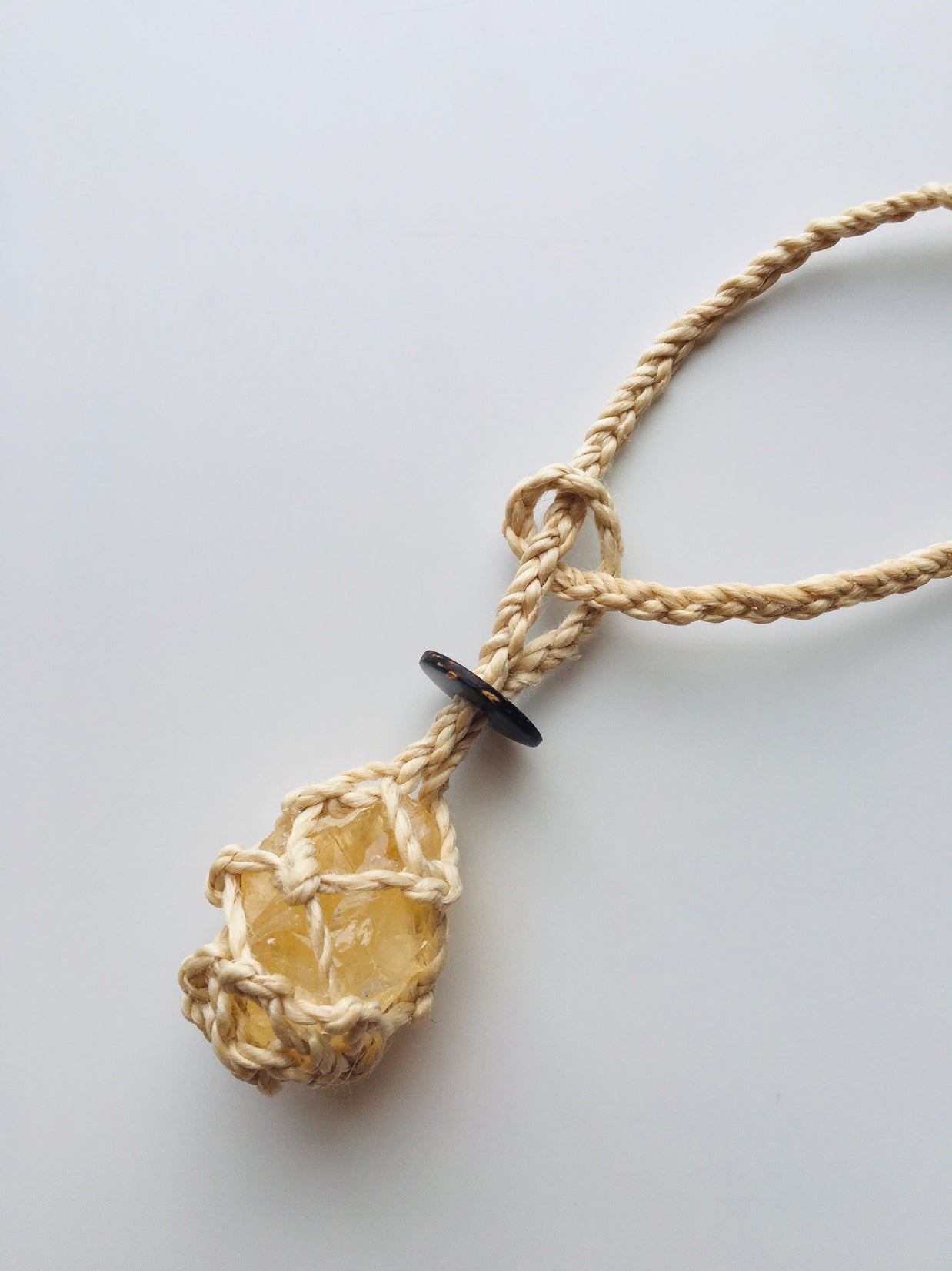 国産１００％精麻と金運アップの石シトリンの石包みペンダント