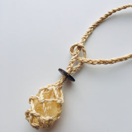 国産１００％精麻と金運アップの石シトリンの石包みペンダント