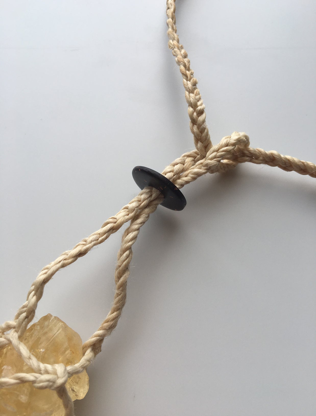 国産１００％精麻と金運アップの石シトリンの石包みペンダント