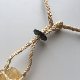 国産１００％精麻と金運アップの石シトリンの石包みペンダント