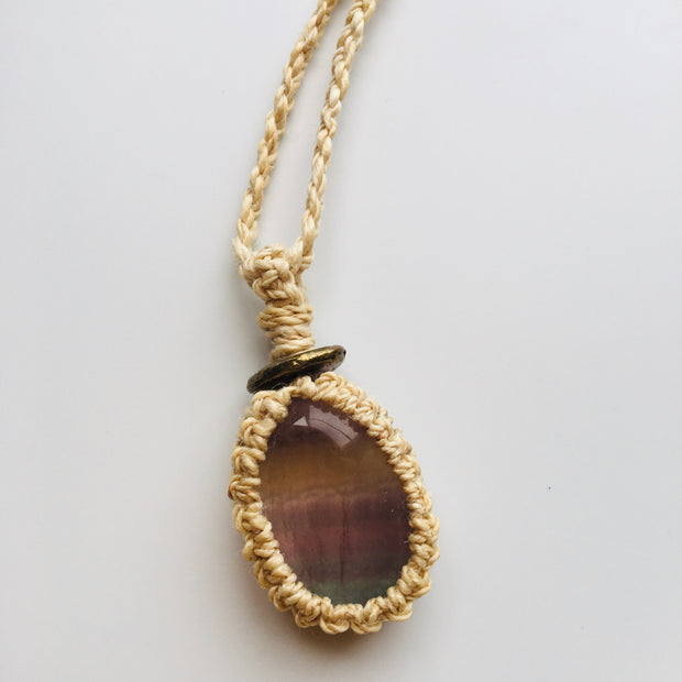 国産１００％精麻とヒーリング効果の高い石フローライトのマクラメ編みペンダント