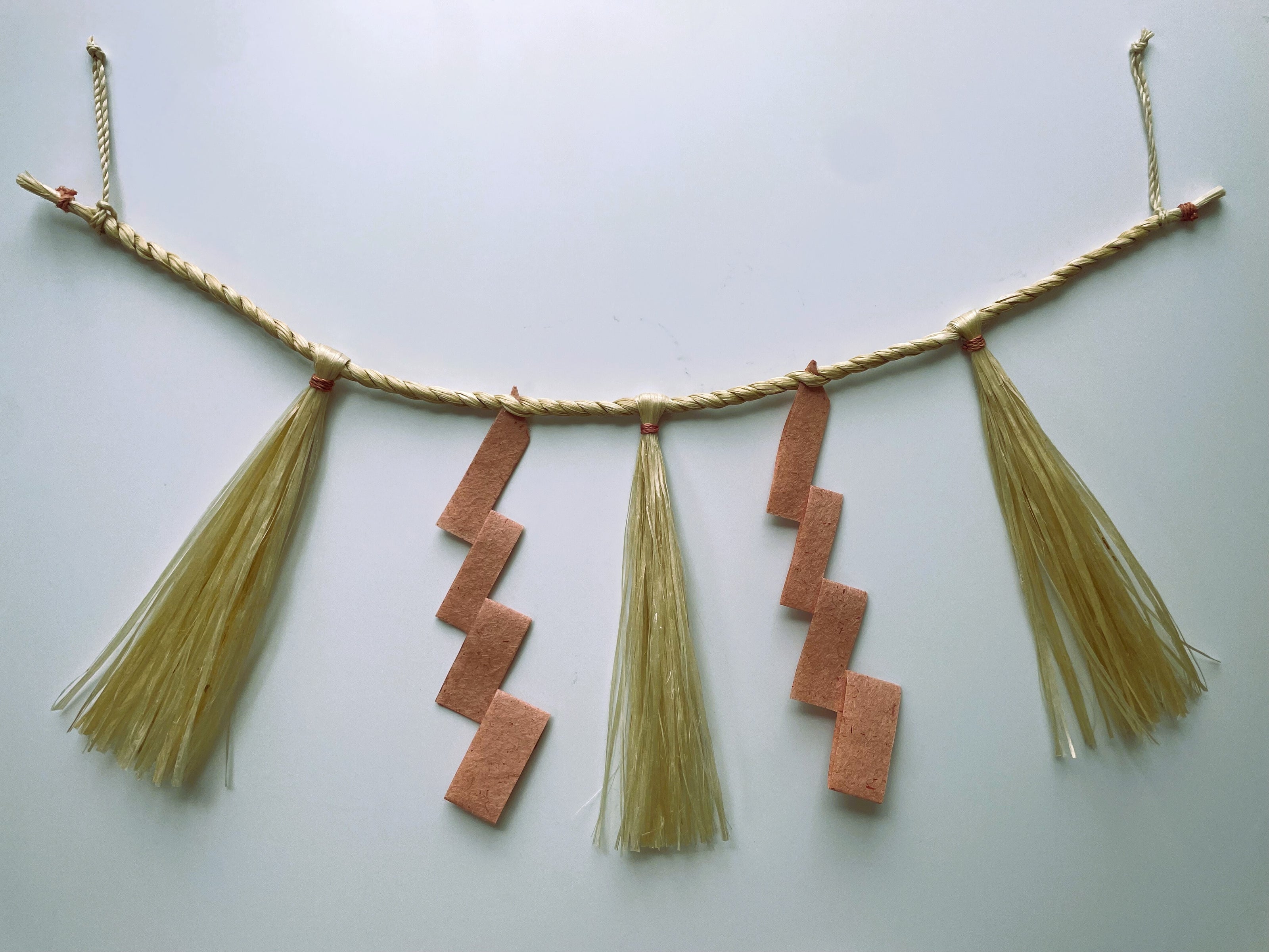 【受注制作】精麻しめ縄・茜の紙垂 ― 空間を清める祓い飾り　Sacred Seima Shimenawa with Madder