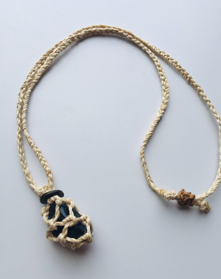 光宿るスペクトロライト御守ペンダント　-Luminous Spectrolite Amulet Pendant-