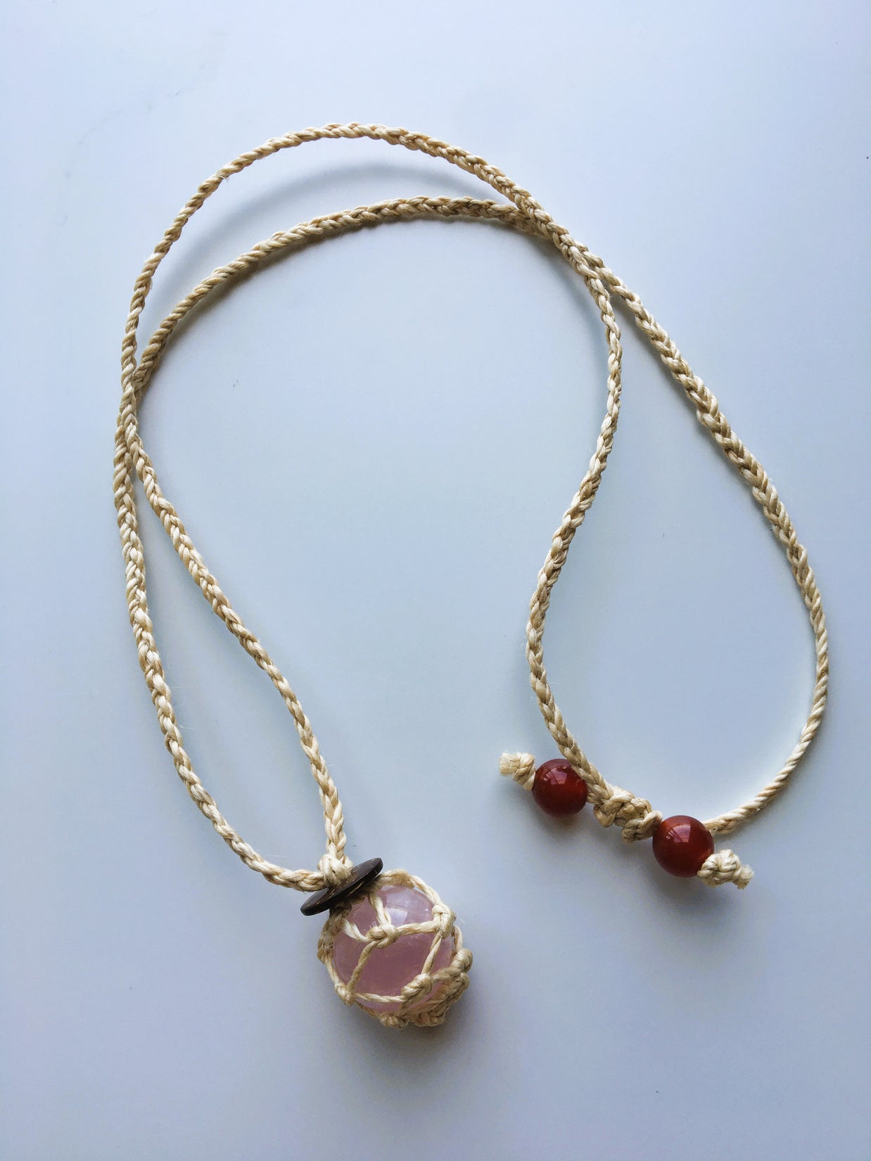 神が宿る植物精麻とローズクォーツを使用した石包みペンダント