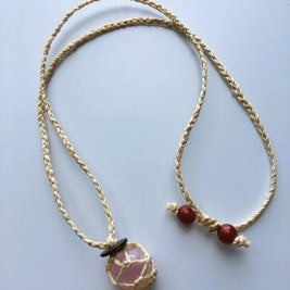 神が宿る植物精麻とローズクォーツを使用した石包みペンダント