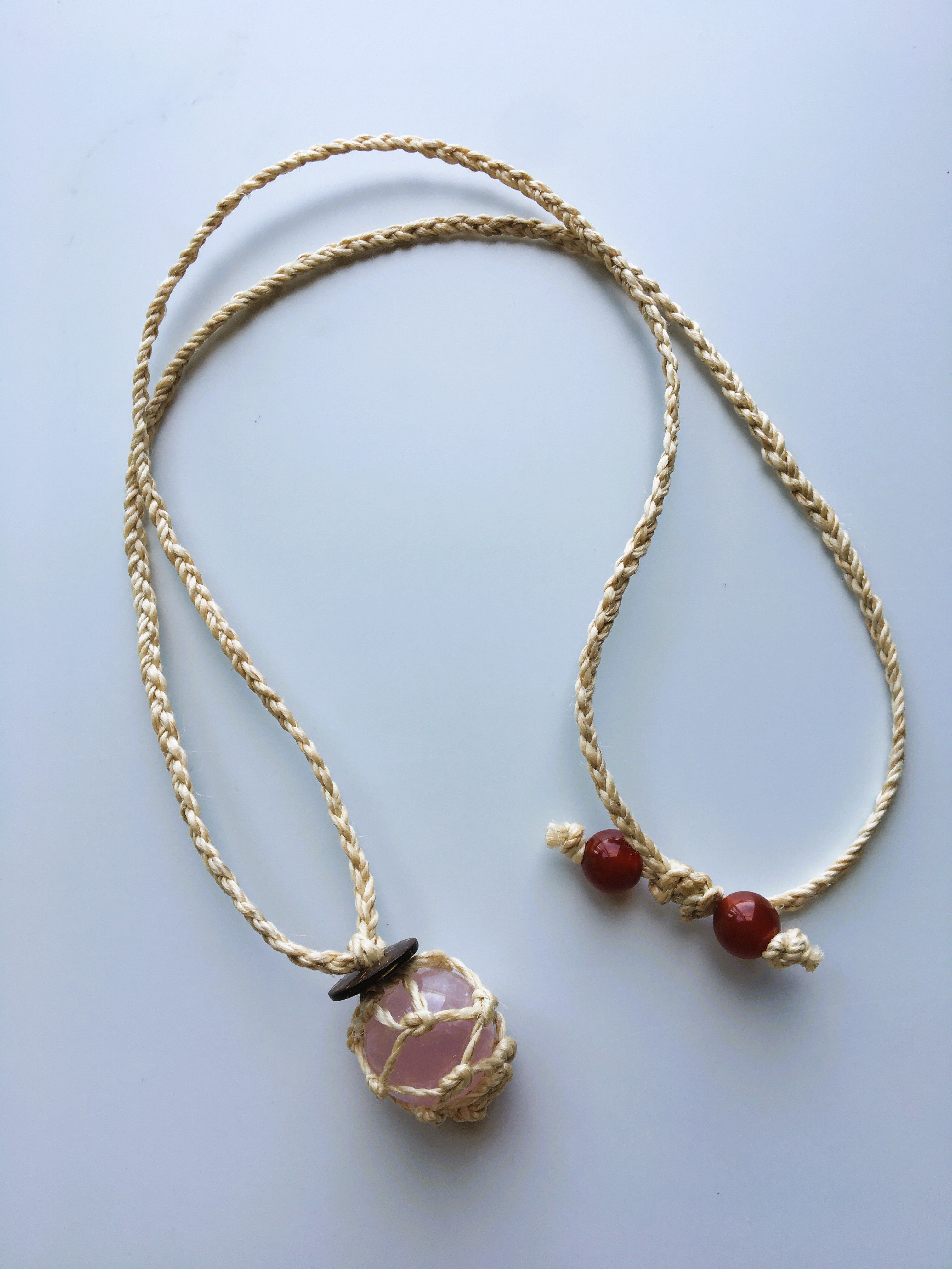 神が宿る植物精麻とローズクォーツを使用した石包みペンダント