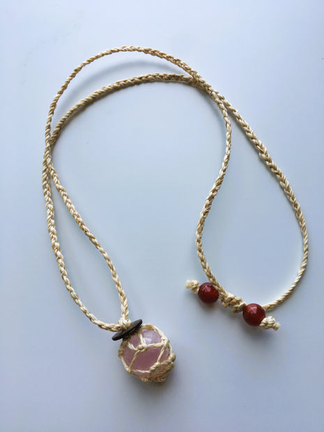 神が宿る植物精麻とローズクォーツを使用した石包みペンダント