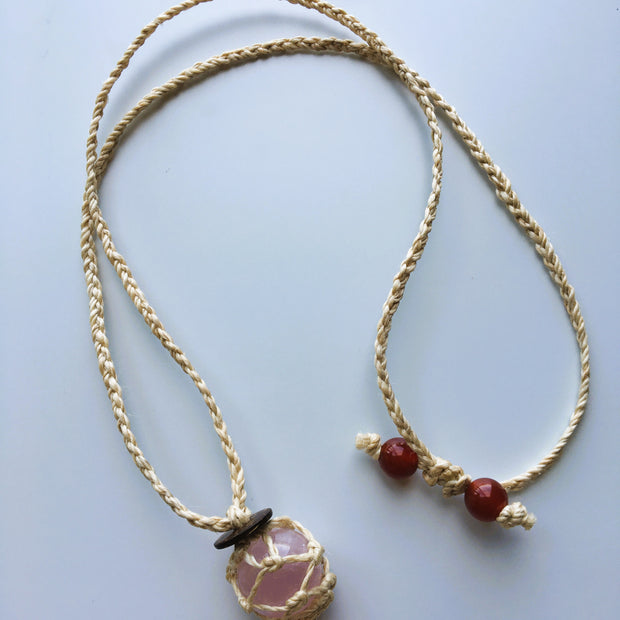 神が宿る植物精麻とローズクォーツを使用した石包みペンダント