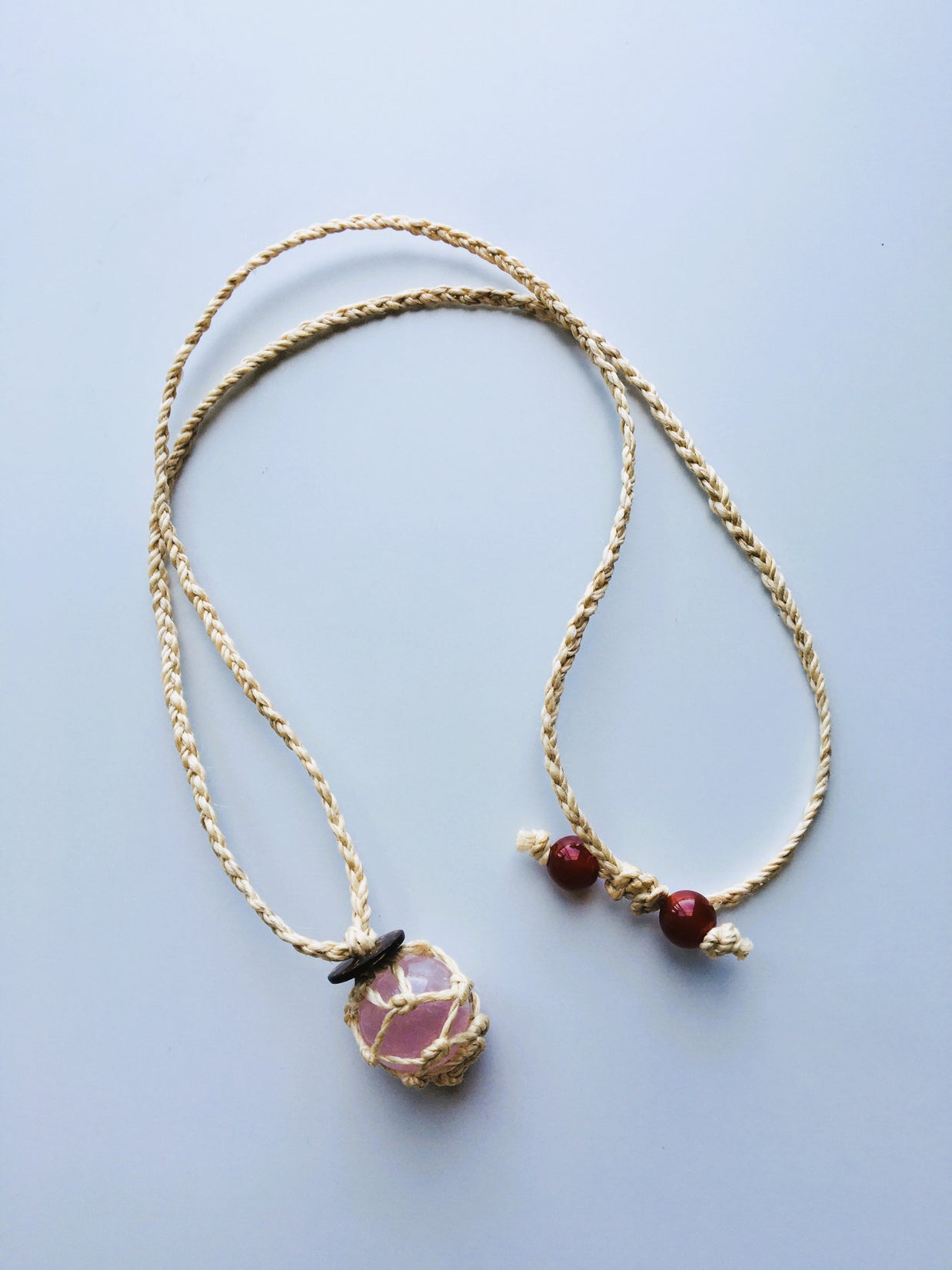 神が宿る植物精麻とローズクォーツを使用した石包みペンダント