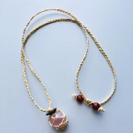 神が宿る植物精麻とローズクォーツを使用した石包みペンダント