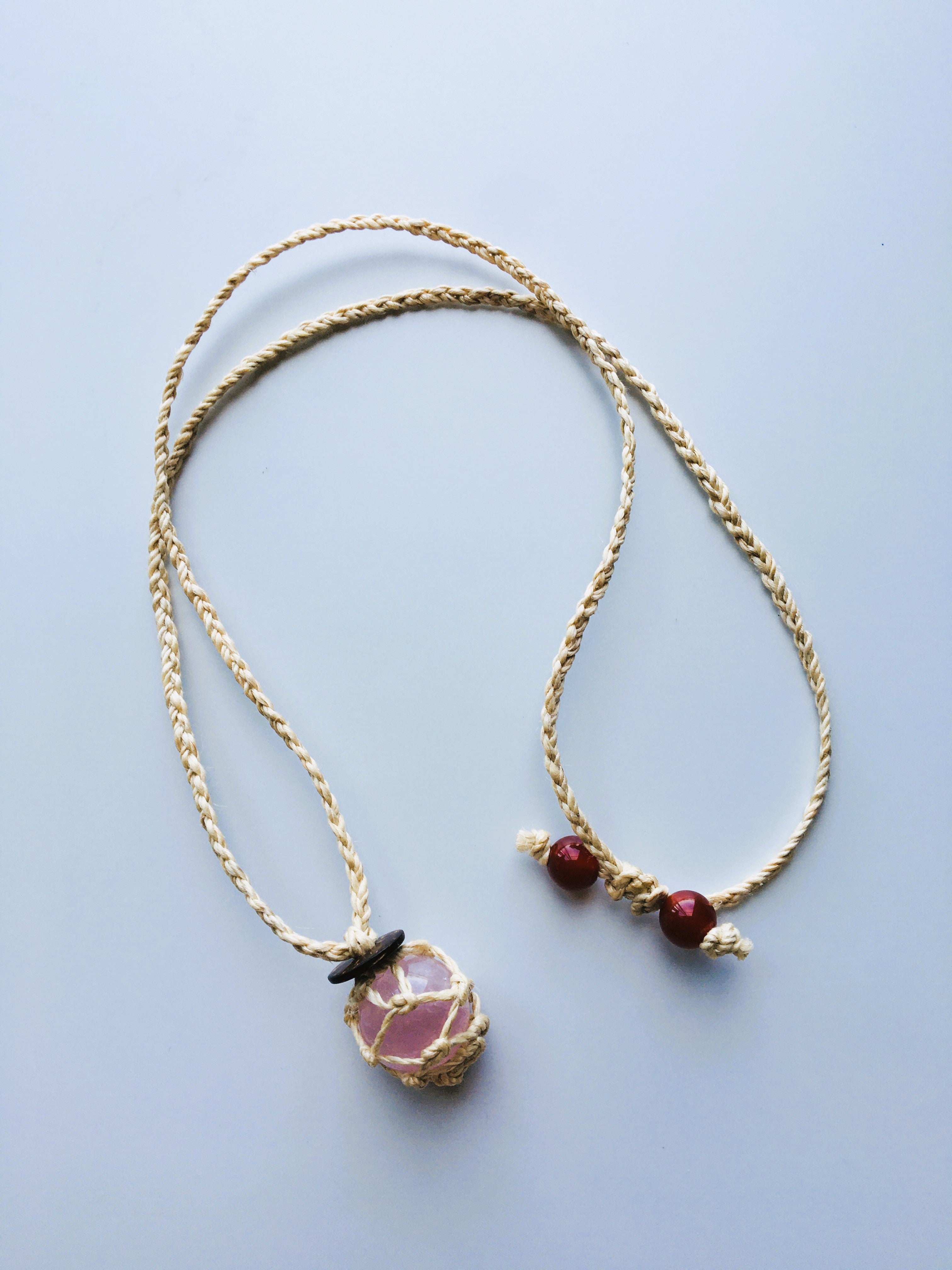 神が宿る植物精麻とローズクォーツを使用した石包みペンダント