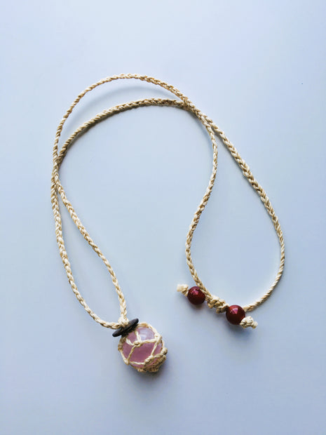 神が宿る植物精麻とローズクォーツを使用した石包みペンダント