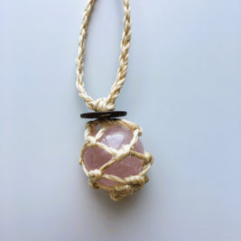 神が宿る植物精麻とローズクォーツを使用した石包みペンダント