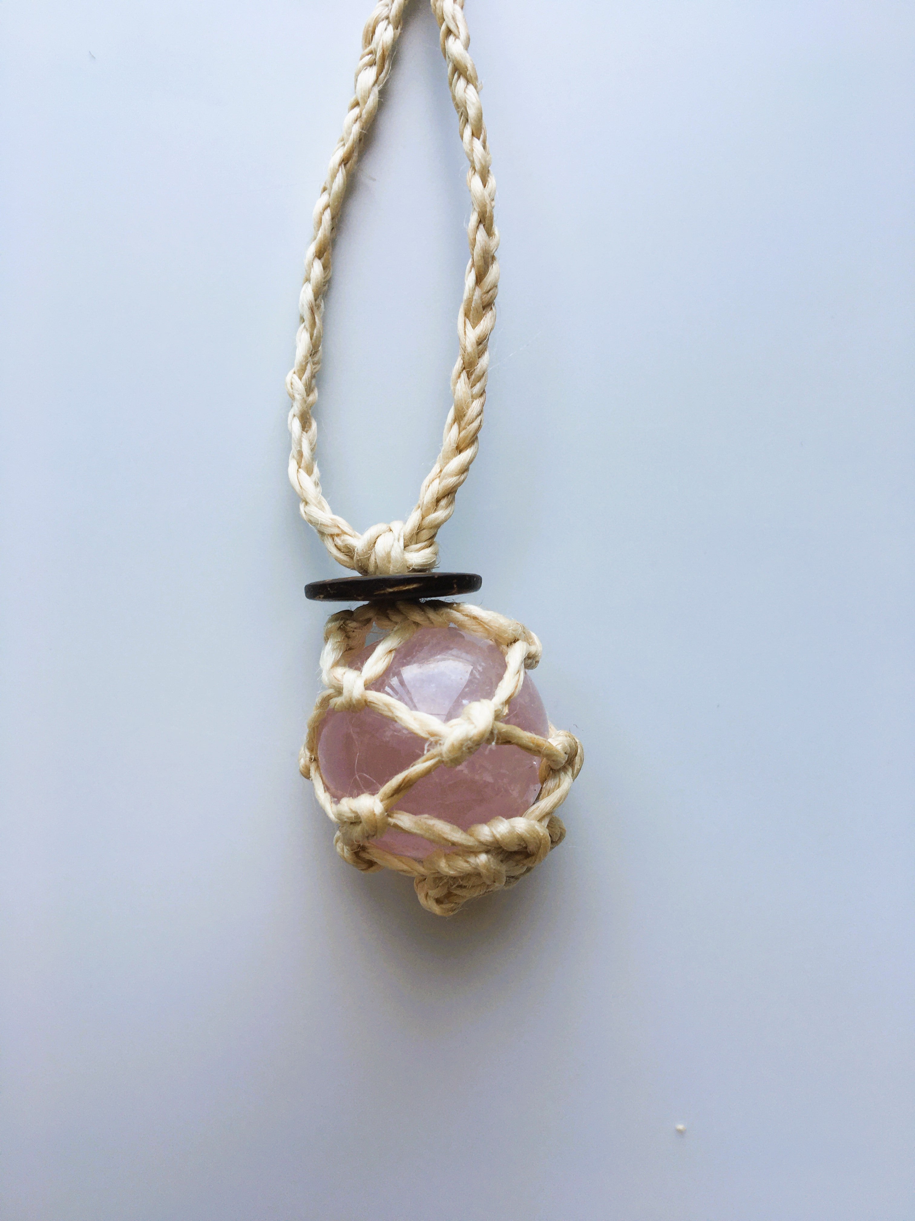神が宿る植物精麻とローズクォーツを使用した石包みペンダント