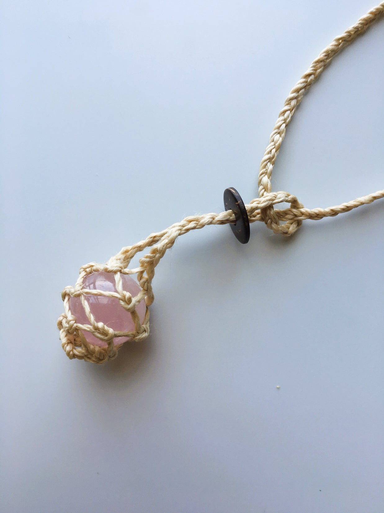 神が宿る植物精麻とローズクォーツを使用した石包みペンダント