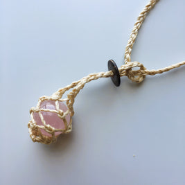 神が宿る植物精麻とローズクォーツを使用した石包みペンダント