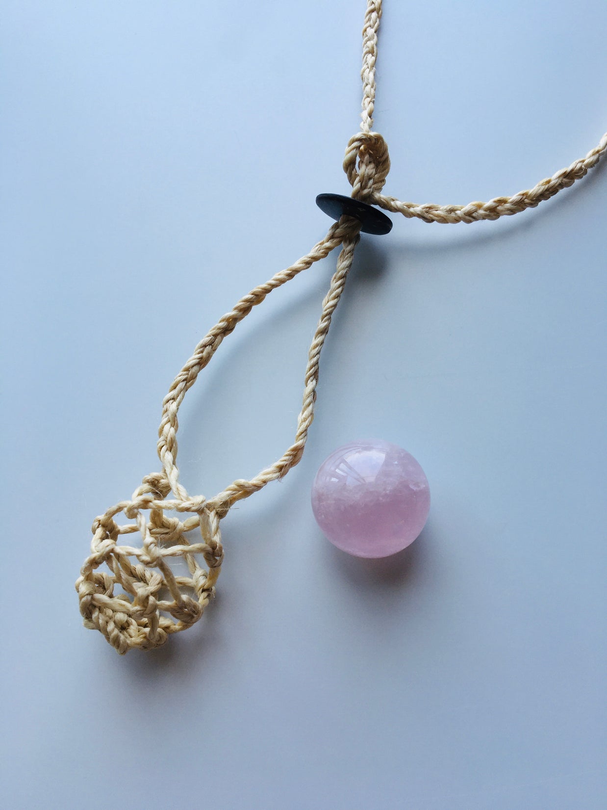 神が宿る植物精麻とローズクォーツを使用した石包みペンダント