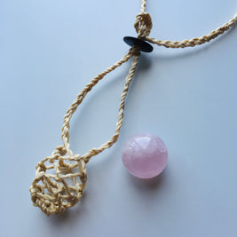 神が宿る植物精麻とローズクォーツを使用した石包みペンダント