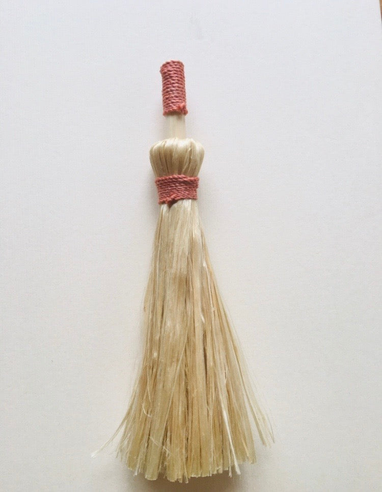 希少な野州麻の茜染め精麻を使用した魔法のほうき